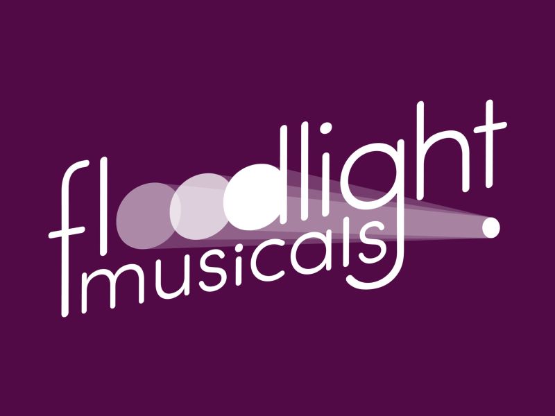 Logo "floodlight musicals" in Weiß auf violettem Hintergrund, mit abstrahiertem Scheinwerfer und Lichtkegeln.