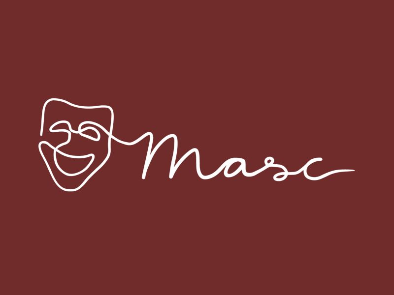 Logo "Masc" in weißer Linienzeichnung auf braunem Hintergrund, mit stilisierter Theatermaske links.