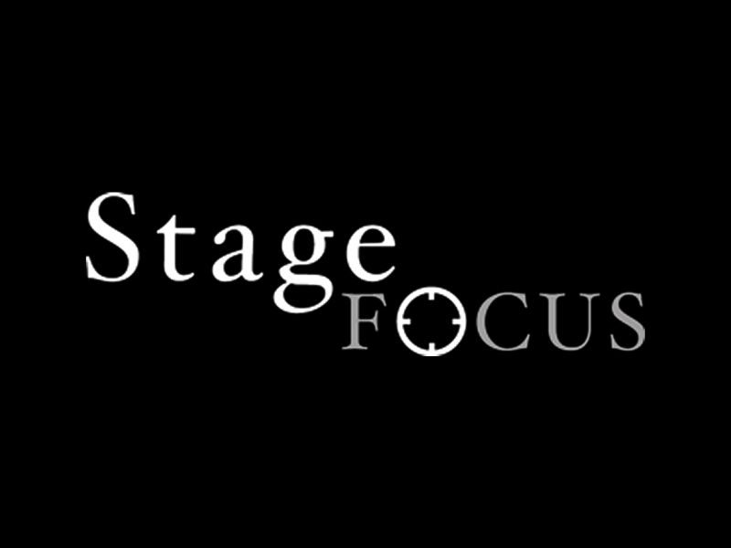 Logo "Stage Focus" in weiß auf schwarzem Hintergrund, schlichtes Serif-Design mit Fokus-Symbol im "O".