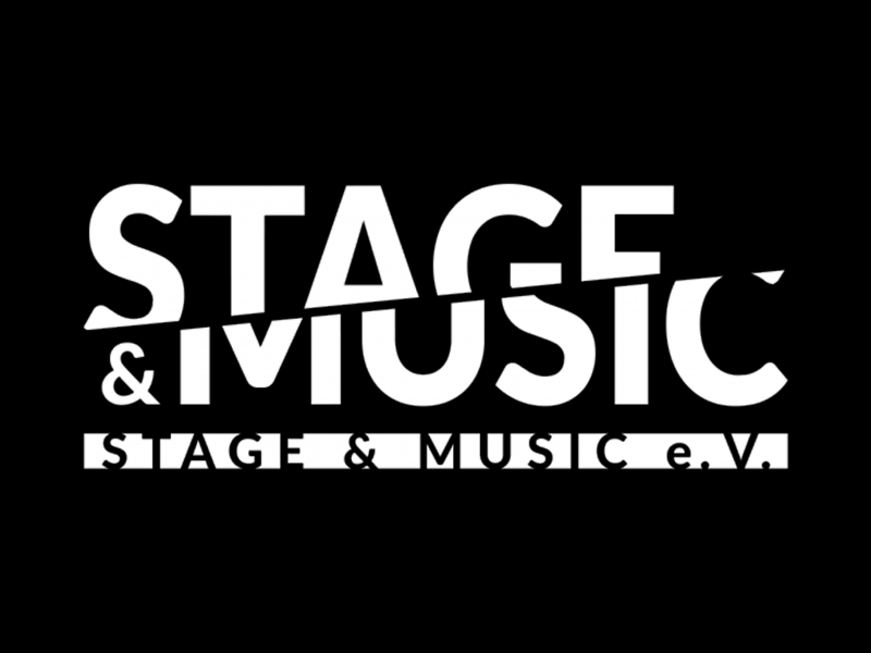 Logo "Stage & Music" in weiß auf schwarzem Hintergrund in angeschnittener Form, mit Zusatz "Stage & Music e.V." darunter.