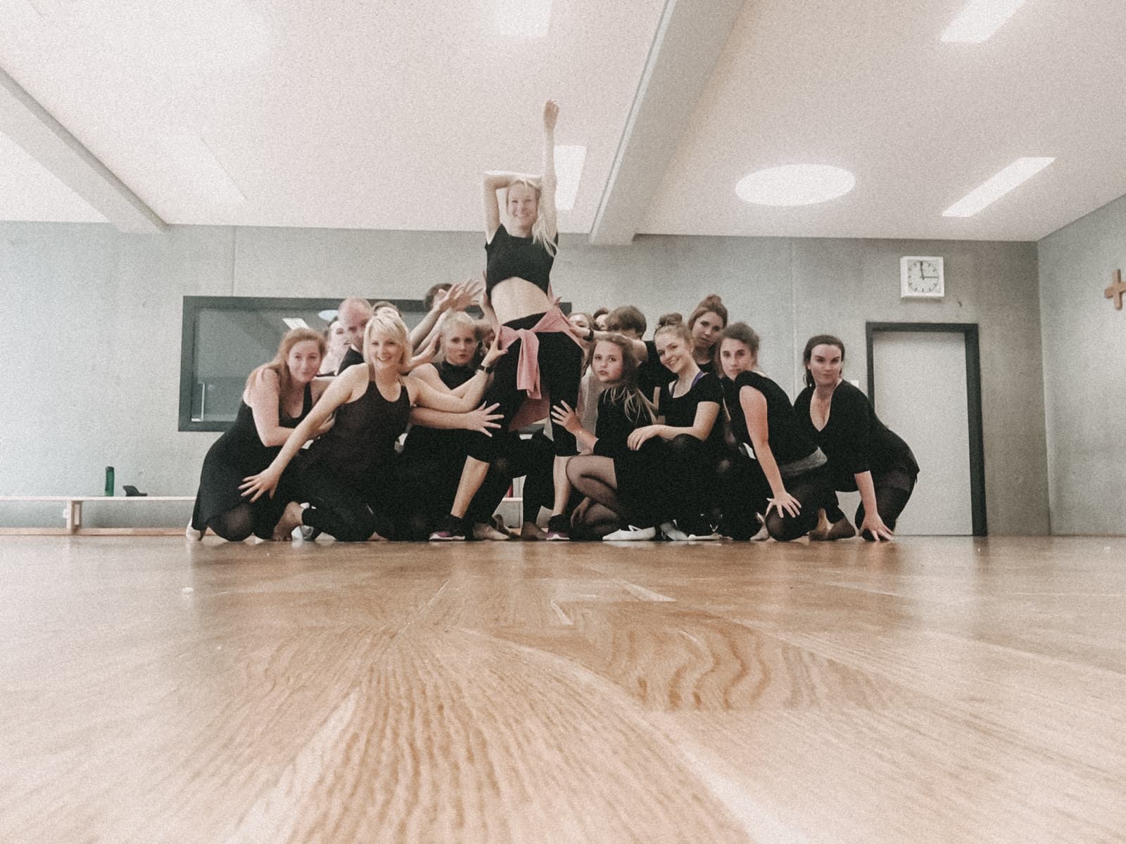 Eine Gruppe von Tänzer\*innen posiert zusammen.