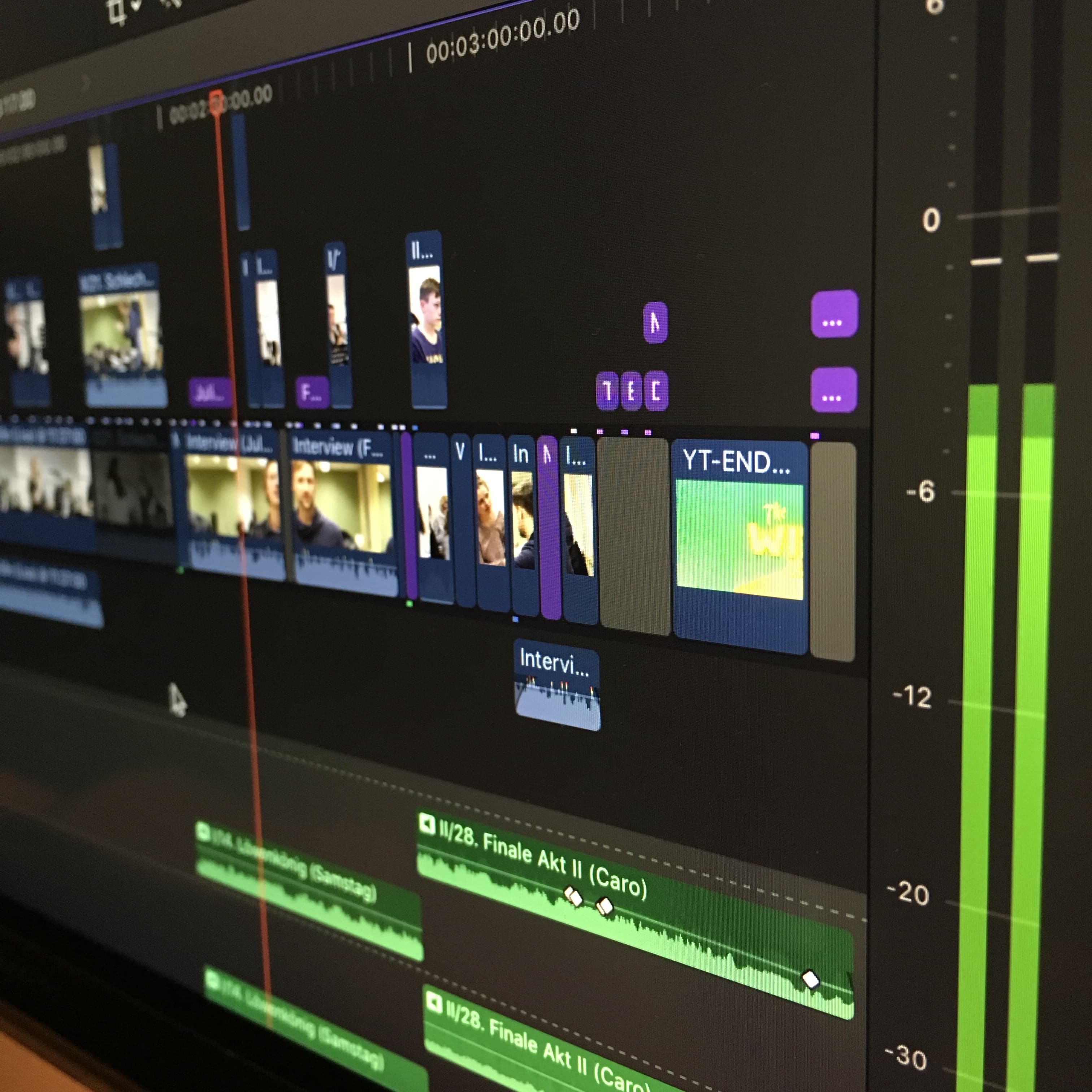 Ausschnitt aus einem Schnittpogramm mit vielen Einzelvideos und Audiospuren.