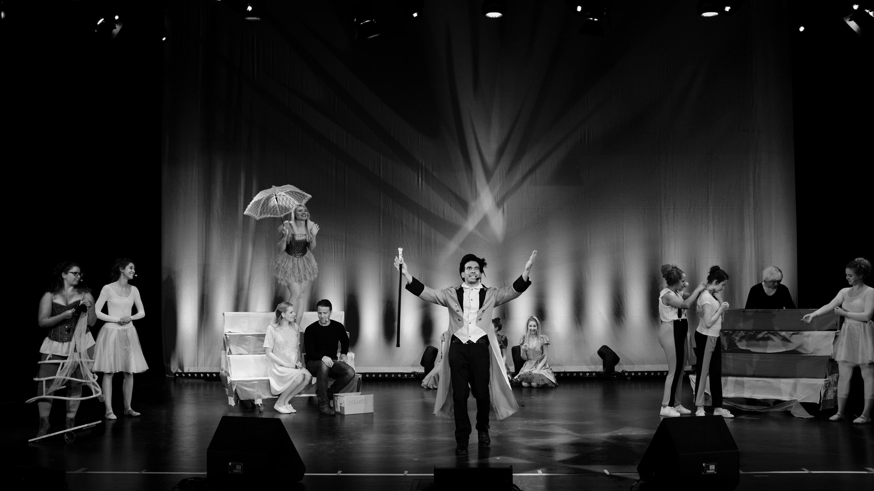 Ein Darsteller als Zirksudirektor verkleidet steht auf der Bühne