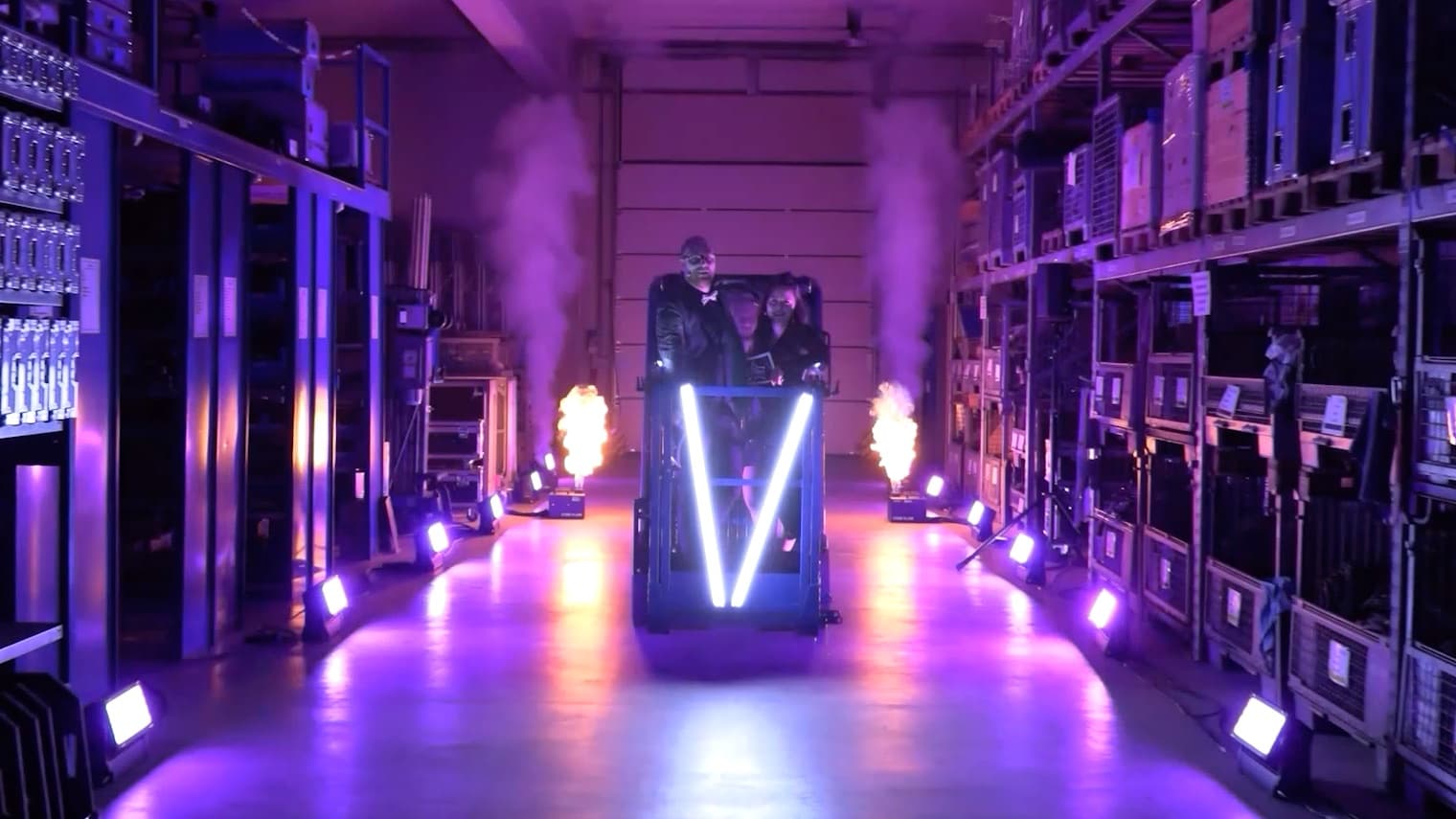 Marco und Janine fahren auf einem Laster