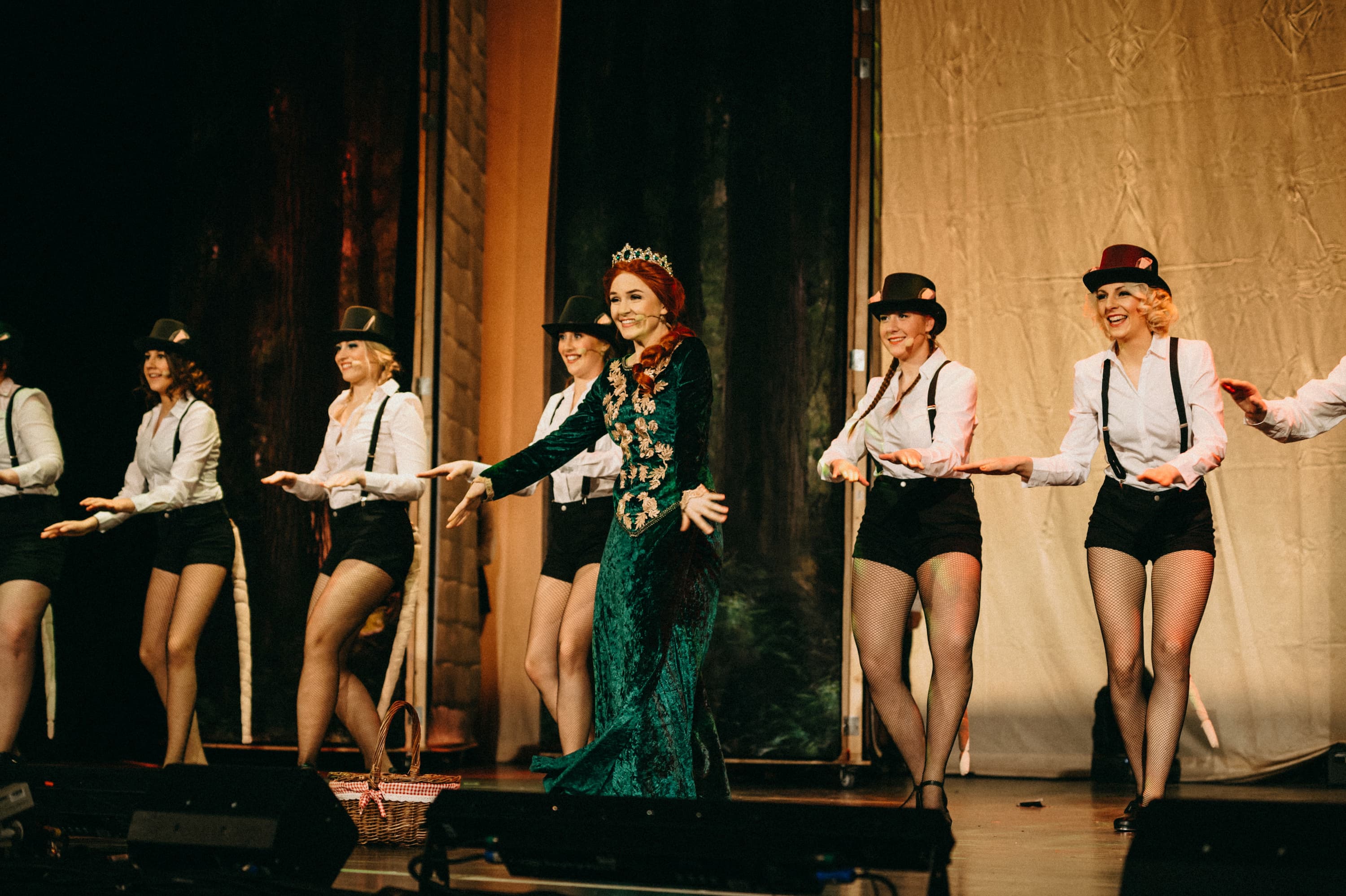 Das Ensemble und die Hauptdarstellerin steppen auf der Bühne