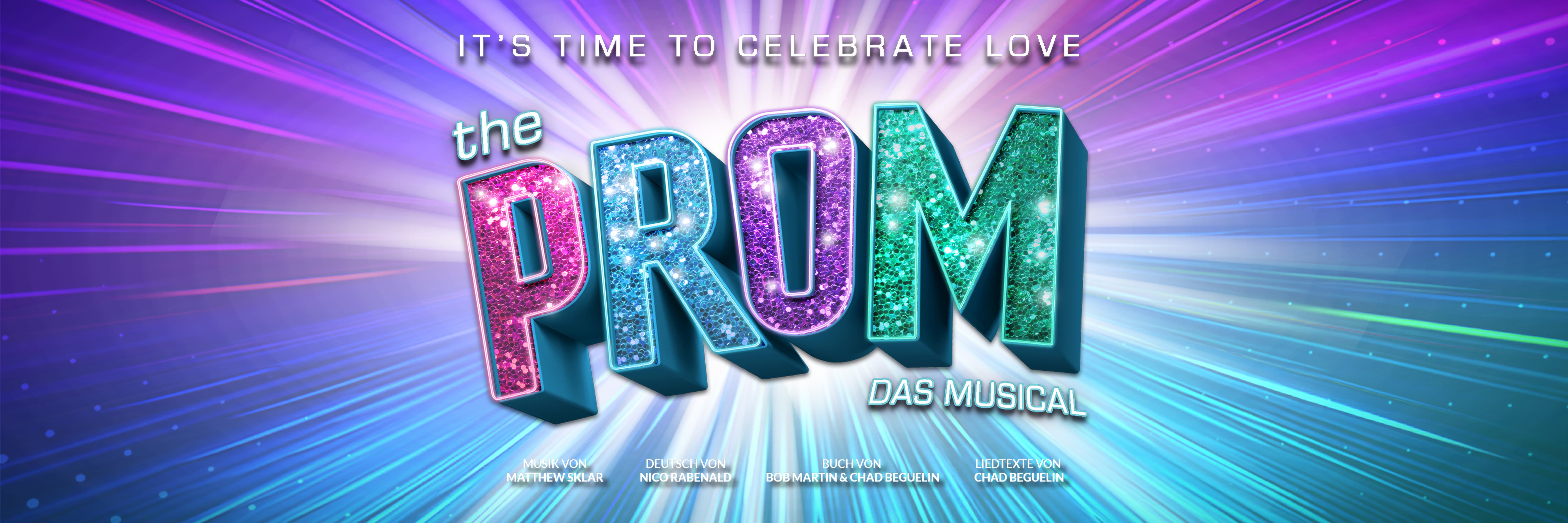 Logo für "The Prom – Das Musical" mit glitzerndem, farbenfrohem 3D-Text vor einem leuchtenden, mehrfarbigen Hintergrund aus Lichtschlieren. Über dem Logo steht "It's Time to Celebrate Love" geschrieben
