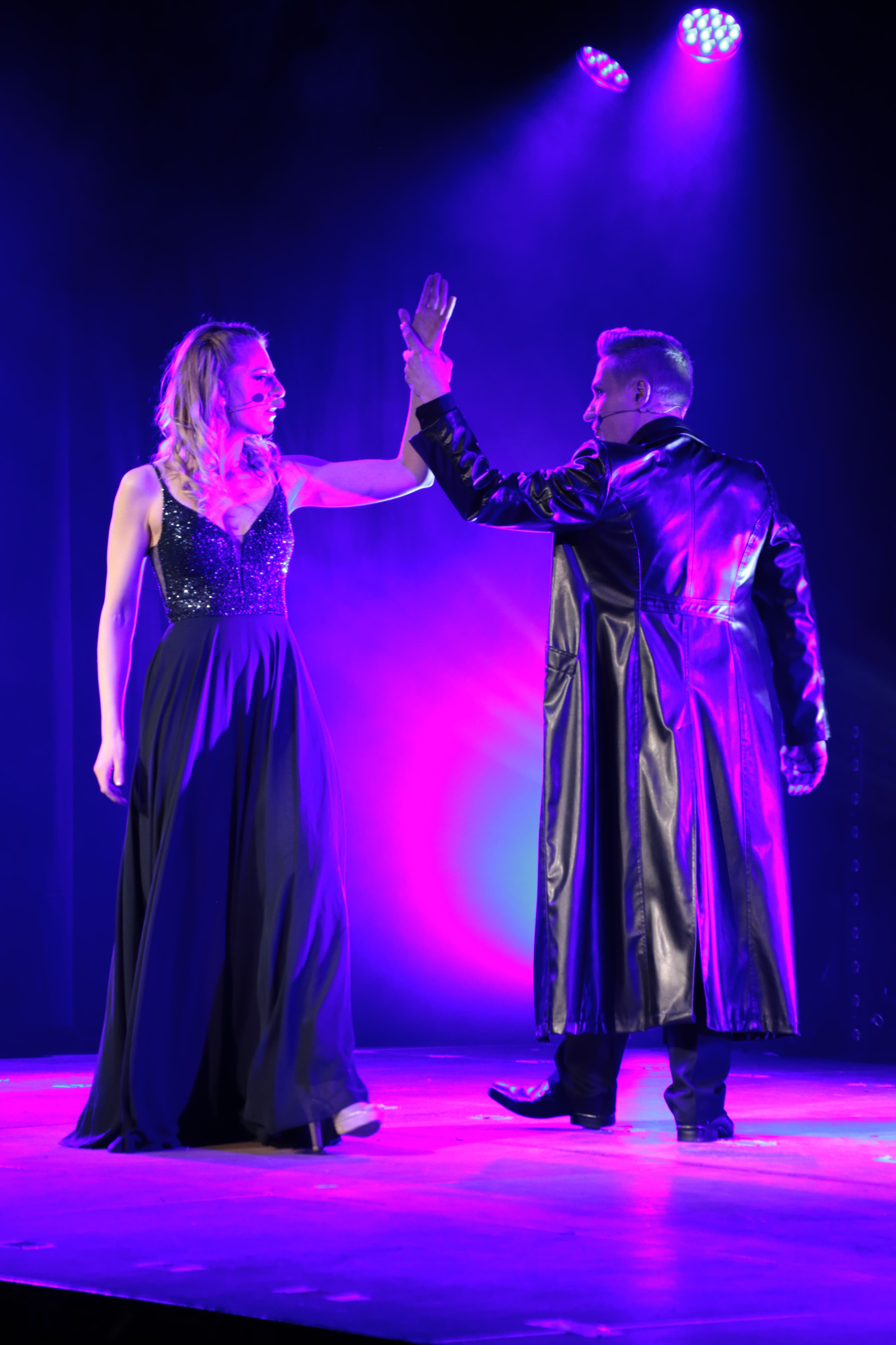 Ann Kathrin Alfs als Elisabetz und Dirk Nautz als Der Tod stehen sich tanzend gegenüber.