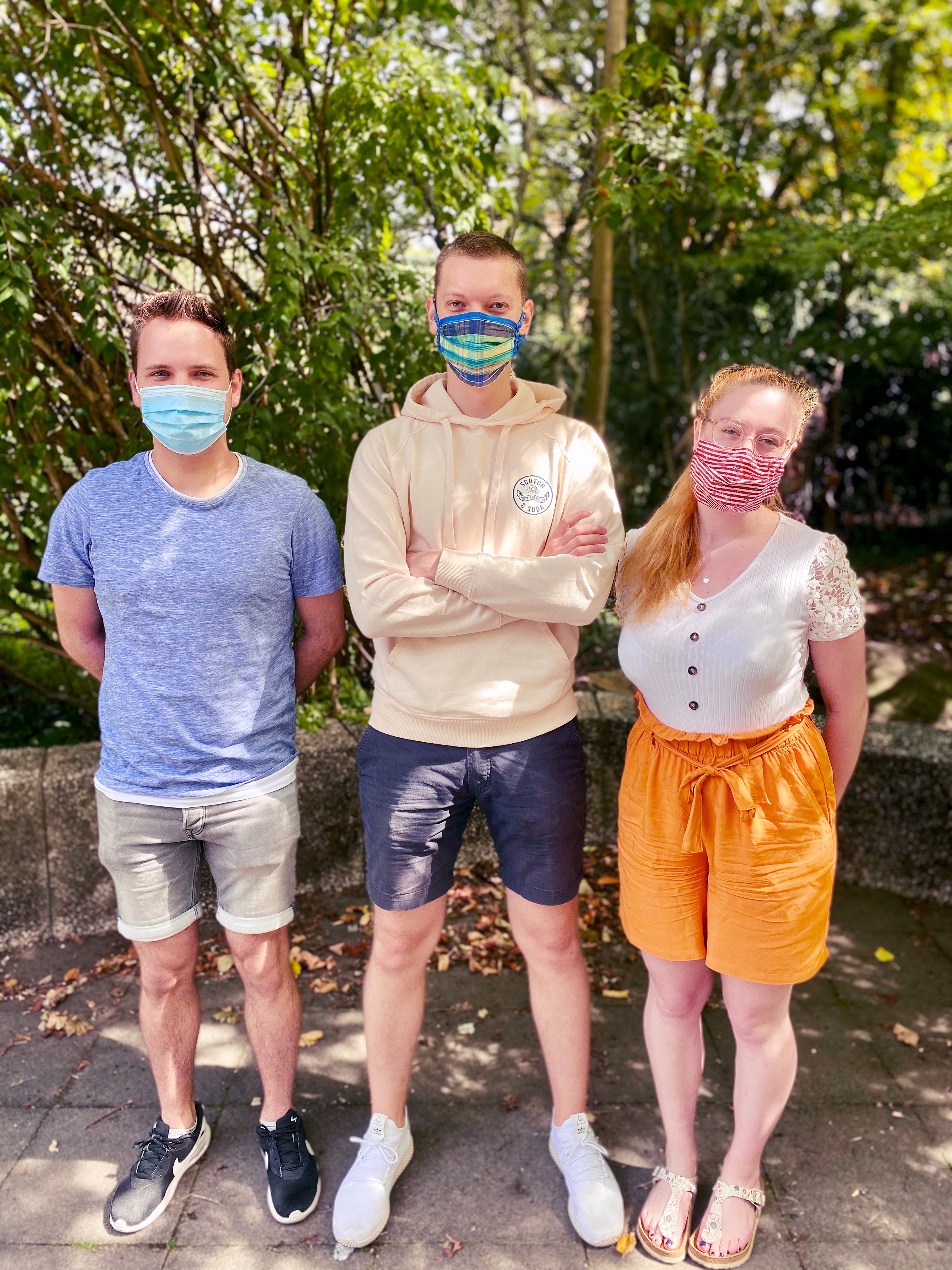 Der neue Vorstand steht mit Mundschutz nebeneinander.